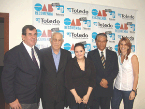 http://www.toledoprudente.edu.br/sistemas/imagens/noticias/visitadamasio2008caoa.gif